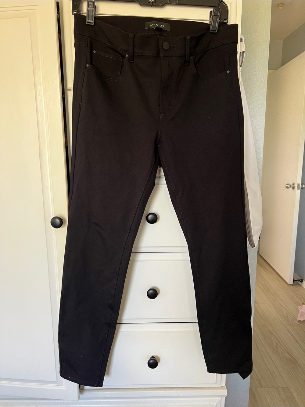 Ann Taylor Women’s Skinny pants in Black